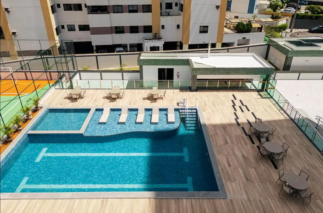Piscina com raia e deck molhado - Apartamento à venda no Palazzo Villa Laura, com 3 quartos e 78m²