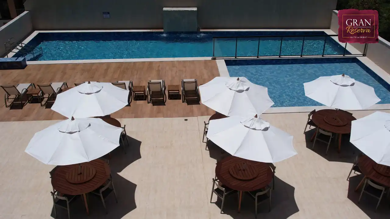 Piscina com deck molhado - Apartamento à venda no Gran Reserva Alto do Imbuí, com 2 quartos e 54m²
