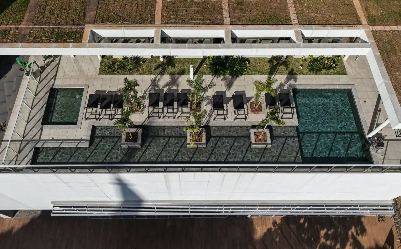 Piscina externa com deck molhado - Apartamento à venda no History com 2 quartos e 75m²