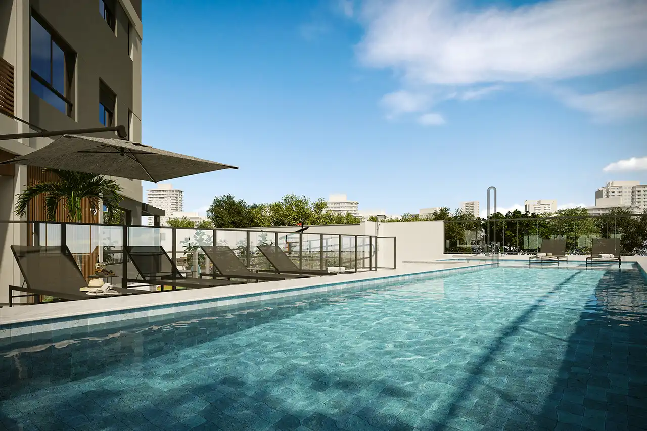 Piscina com deck molhado